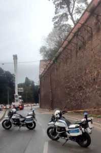 Muro Torto, strada chiusa: ci sono rami pericolanti da potare