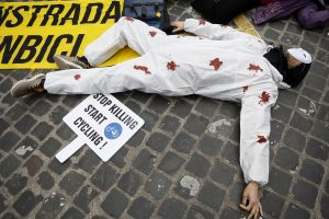 Roma, la protesta contro il nuovo "codice della strage" del ministro Salvini. A terra decine di cadaveri insanguinati