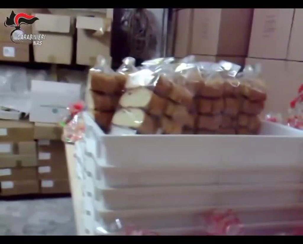 VIDEO | Colombe e uova di Pasqua vendute come artigianali, blitz dei Nas