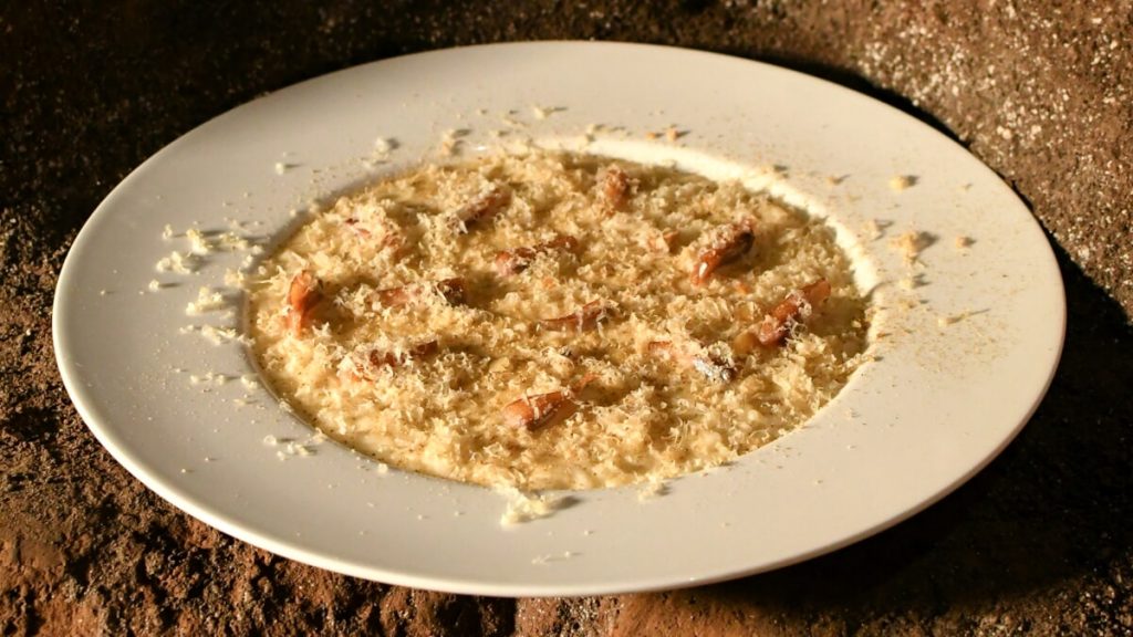 Vicino Roma uno chef cucina stagionando gli ingredienti nelle grotte sotto al ristorante
