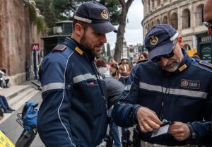 Controlli anti-abusivismo a Roma. Da inizio anno sequestrati 3 tonnellate di cibo e 30mila prodotti contraffatti