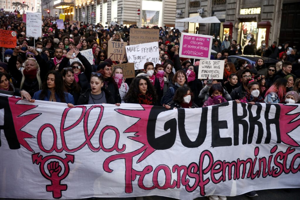 8 marzo, Roma si ferma tra sciopero generale e corteo "contro la violenza patriarcale"