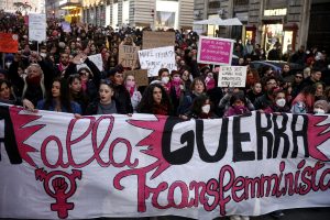 8 marzo, Roma si ferma tra sciopero generale e corteo "contro la violenza patriarcale"