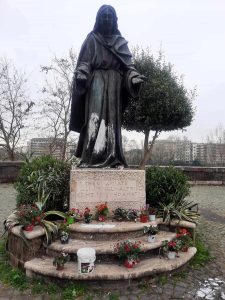 Imbrattata la statua del Cristo di Ponte Milvio