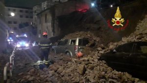 Paura a Roma, crolla muro di cinta: auto sepolte dalle macerie