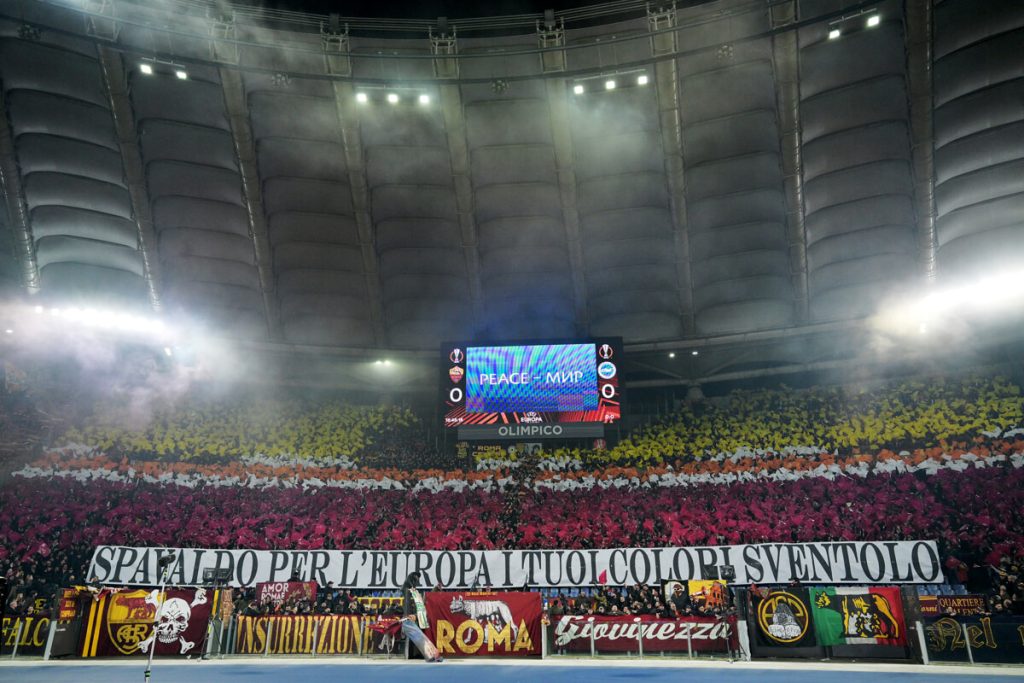 Il Brighton contro i tifosi della Roma: "Lancio di oggetti verso il settore ospiti"