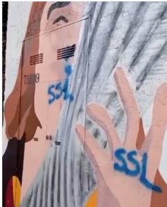 Il murale di De Falchi vandalizzato con scritte laziali. La Nord prende le distanze