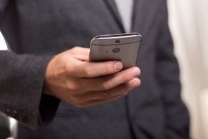 Cliente stalker tempesta il suo avvocato con telefonate e messaggi su WhatsApp