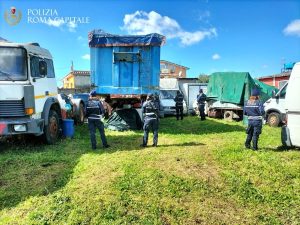 Nella periferia est una discarica di rifiuti e veicoli smontati pronti a partire per l'Africa