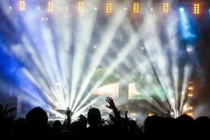 In fiamme le insegne del Qube, l'ipotesi dell'incendio dopo lite in discoteca