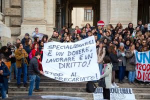 La protesta dei docenti di sostegno sotto al ministero dell'Istruzione: "Stop al precariato"