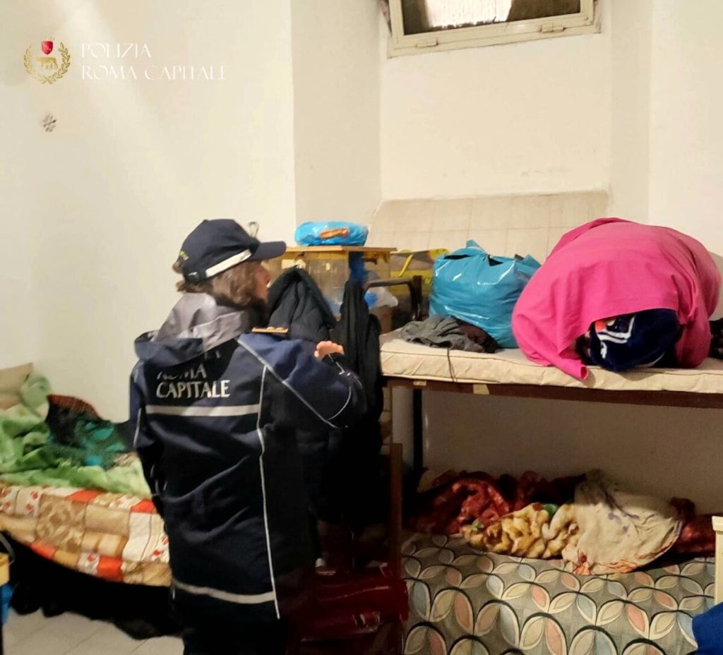 Il dormitorio clandestino dell'Esquilino, 300 euro al mese per vivere in 70 metri quadri con 20 persone