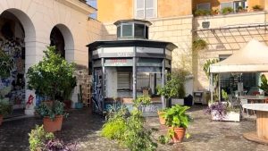 "Perdersi in Europa senza famiglia”, presentazione del libro nell'edicola abbandonata diventata libreria