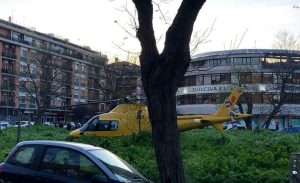 Incidente a Ostia, scontro tra auto e una moto: grave centauro di 30 anni