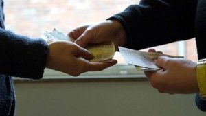 Denuncia l'estorsore e viene minacciato di morte, pretendeva soldi ogni mese