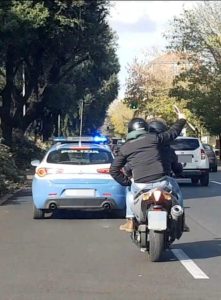 Bandito in scooter prova a rapinare quattro automobilisti, ma non ci riesce
