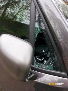 Villa Ada, ruba da un'auto parcheggiata e fugge: bloccato vicino al campo rom
