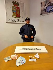San Lorenzo, droga al bancone di un locale della movida. Il titolare prende a testate un poliziotto