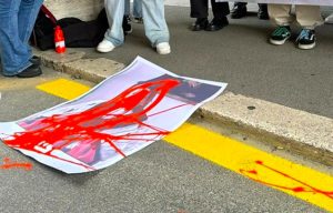 Sapienza, foto della rettrice Polimeni imbrattata con vernice rossa durante un sit-in