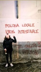 Foto davanti a scritta che insulta i vigili. È polemica sulla consigliera Pd