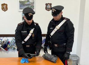 Il ricercato che girava per il quartiere armato di pistola a salve