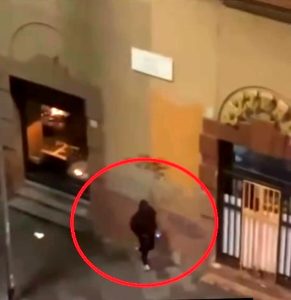 Sfondano vetrina e saccheggiano ristorante. I residenti riprendono il ladro