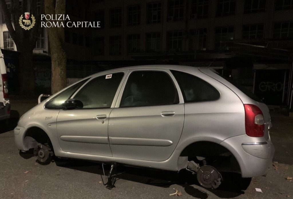 Rubano pneumatici a due passi dal comando dei vigli, agente li vede e li arresta