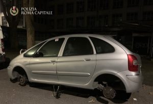 Rubano pneumatici a due passi dal comando dei vigli, agente li vede e li arresta
