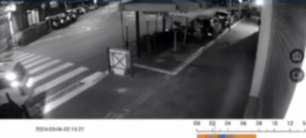 VIDEO | Sale sul marciapiedi e ruba i tavolini del bar, ladro filmato in azione