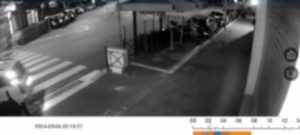 VIDEO | Sale sul marciapiedi e ruba i tavolini del bar, ladro filmato in azione