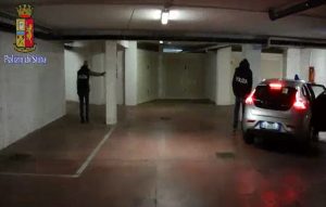 La coppia di ladri seriali che ruba auto e pneumatici nei garage condominiali