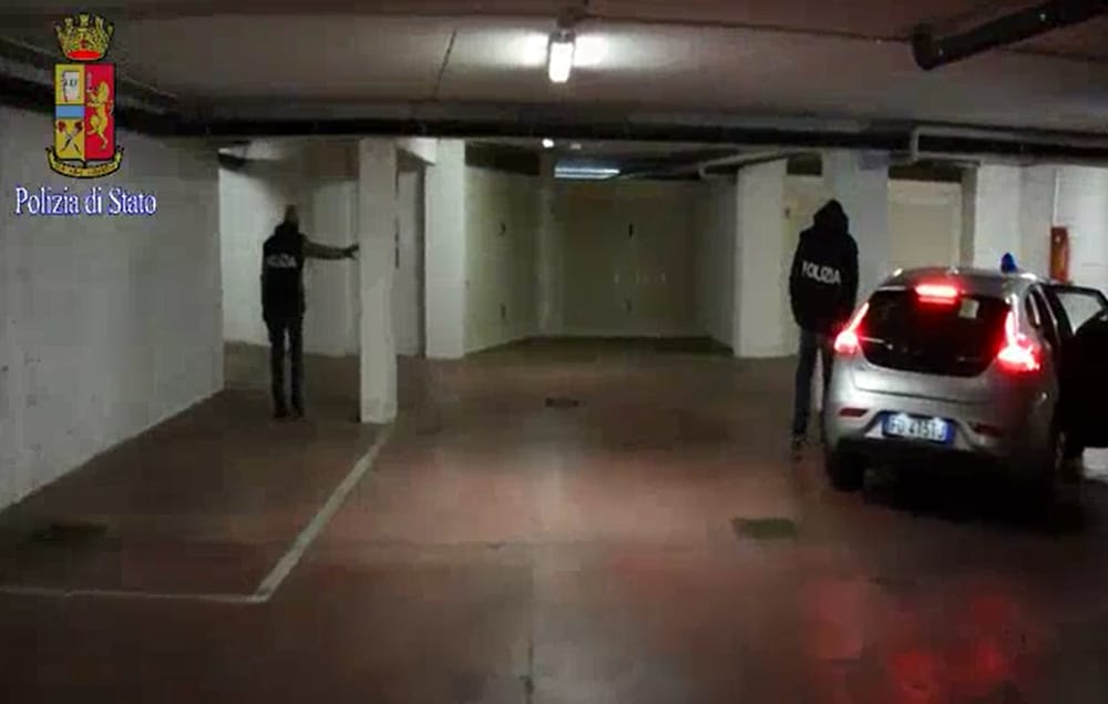 La coppia di ladri seriali che ruba auto e pneumatici nei garage condominiali