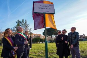 Ad Acilia il sindaco inaugura la prima targa dedicata al dj Marco Trani