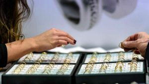 Colpo grosso in gioielleria: bottino da 150mila euro