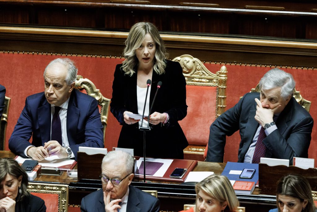 Studente di un liceo di Roma fa il gesto della pistola contro Giorgia Meloni. Scoppia la polemica