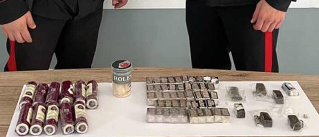 Due chili di 'fumo' e resina di hashish in casa, nei guai 30enne di San Basilio