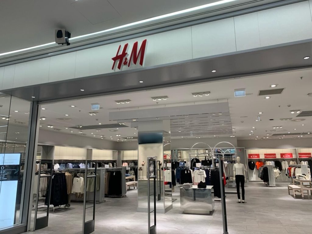 Il negozio di H&M chiude. È corsa contro il tempo per salvare i lavoratori