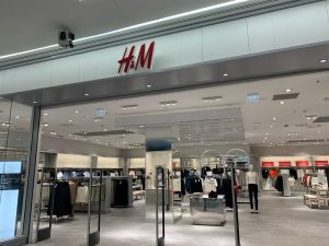 Il negozio di H&M chiude. È corsa contro il tempo per salvare i lavoratori