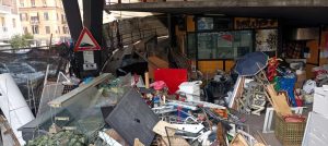 Mercato e parcheggio di via Magna Grecia, il restyling è fermo: resta uno squat