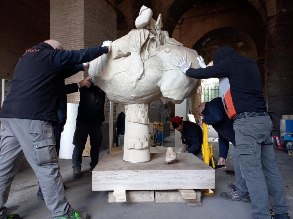 Colosseo, la scultura equestre non è “sparita”: risolto il giallo sul cavallo di marmo