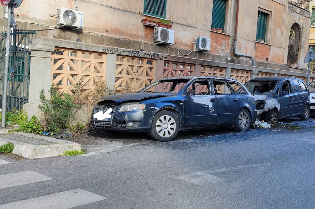 Incendio a Montesacro: in fiamme due auto in sosta