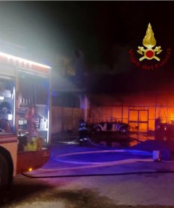 Licenziato dalla società di noleggio incendia pullman e auto con la benzina
