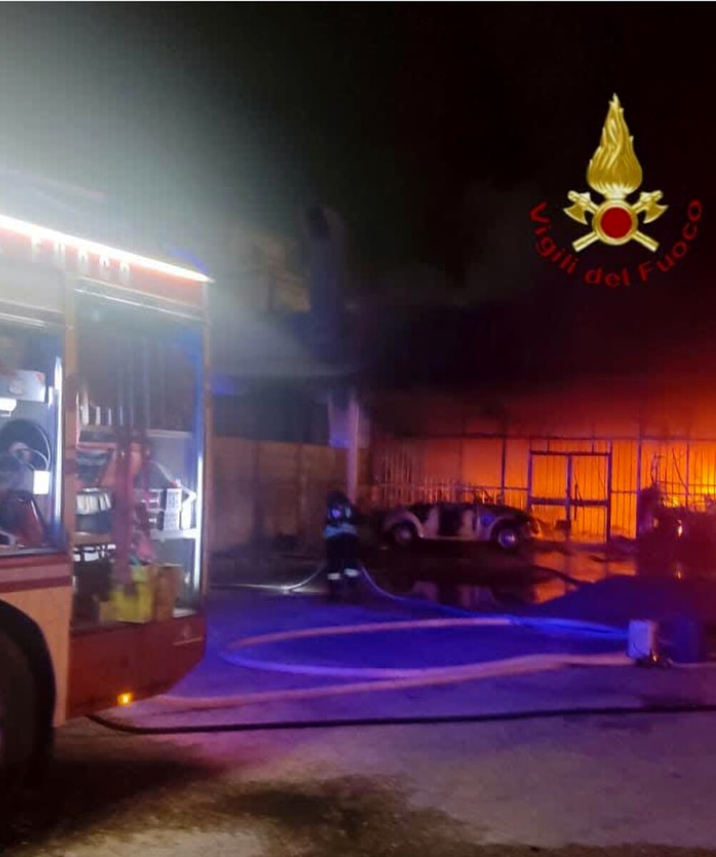 Licenziato dalla società di noleggio incendia pullman e auto con la benzina