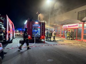 Incendio al centro commerciale, danni ingenti