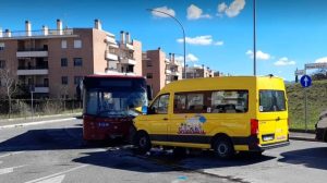 Incidente a Roma, mezzo Atac si scontra frontalmente contro scuolabus: 4 feriti. Due sono gravi