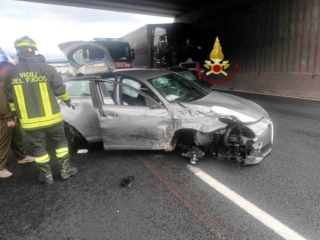 Incidente in autostrada: scontro tra auto e tir, tre feriti