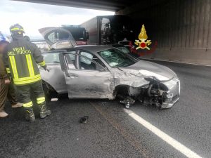 Incidente in autostrada: scontro tra auto e tir, tre feriti