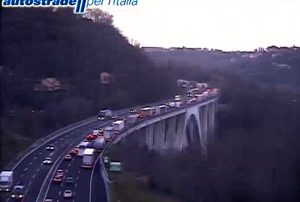 Incidente in autostrada:  tamponamento tra tir, 10 chilometri di coda e traffico in tilt
