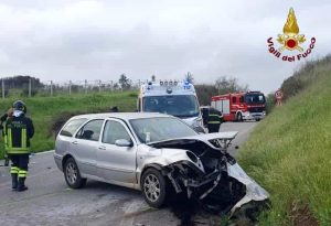 Morta a 7 anni in un incidente stradale, salvi mamma e fratellino. Ipotesi di uno stop non rispettato