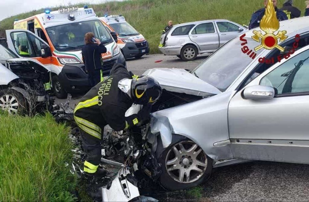 Incidente Pontina Vecchia. Scontro tra tre auto, morta bambina di 8 anni